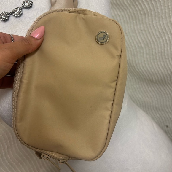 Lole Tan Crossbody Bag Neutral Purse Everyday Travel Hands Free Fanny - Picture 8 of 9